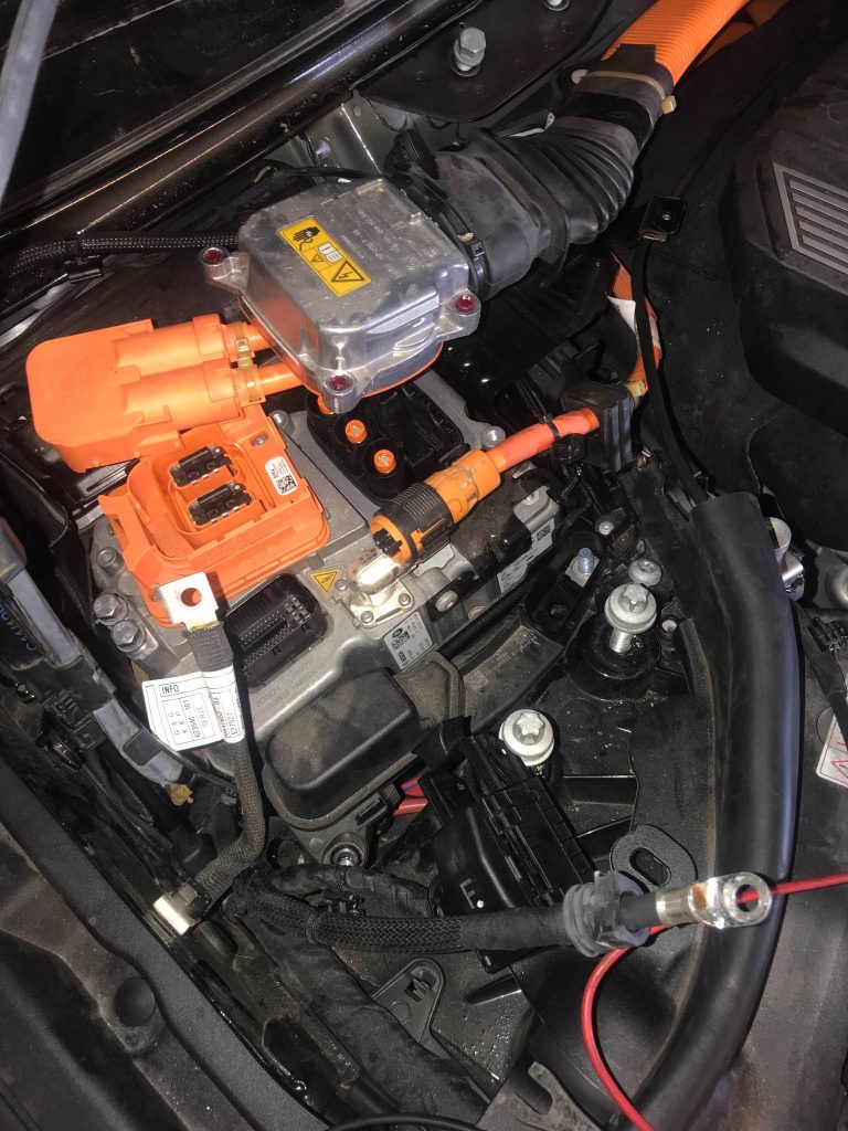 Warsztat w Warszawie, Świadczymy usługi serwisu, naprawę sprzętów i Mechaniki, zadzwoń do nas przyjedziemy i pomożemy.