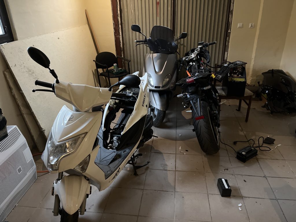 Naprawa skuterów i motorów - Specjalizacja naszej firmy to między innymi Serwis elektryki i naprawa skuterów. 